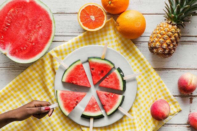 Rebanadas de sandía y fruta.